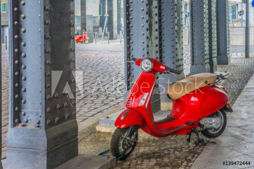 Picture of Rote Mofas unter einer Brcke in Berlin